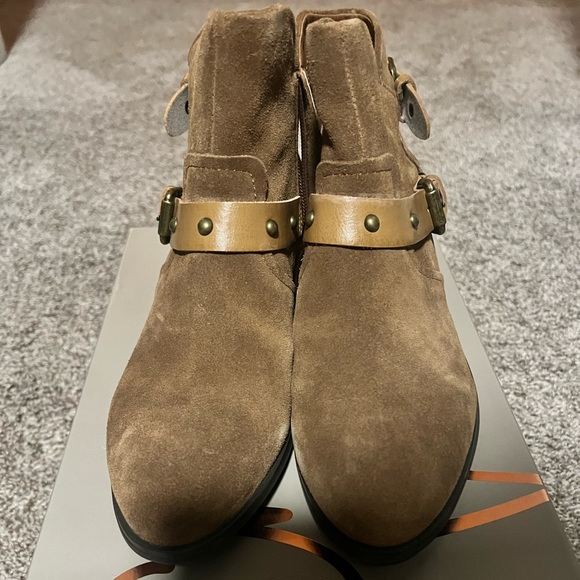 Crown Vintage Roberta suede ankle boots - Picture 2 of 3